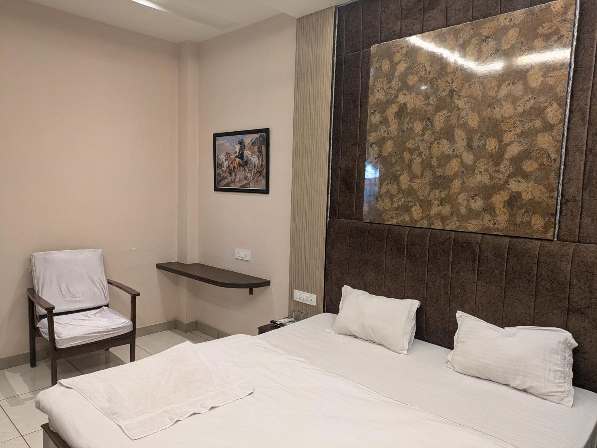 Kishori Vatika Hotel Ramnagar  ภายนอก รูปภาพ